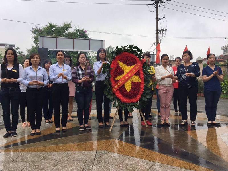 Thành kính dâng hương và đặt vòng hoa tưởng niệm Chủ tịch Hồ Chí Minh nhân ngày sinh nhật Người của tập thể CBGVNV trường MN Bồ Đề